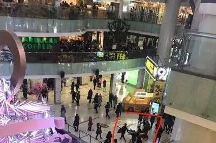 西单大悦城持械杀人案，一审判了死刑