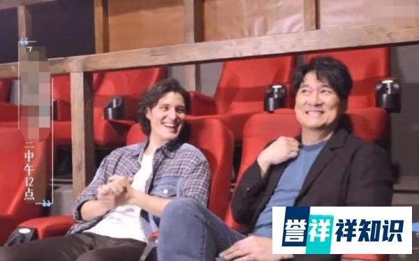 周华健全家福被曝光，跟儿子看起来像兄弟，外国妻子让人意外