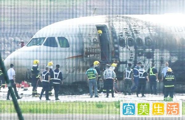 载有122人航班起火 亲历者称起飞时突然向右倾斜、伴有严重异响
