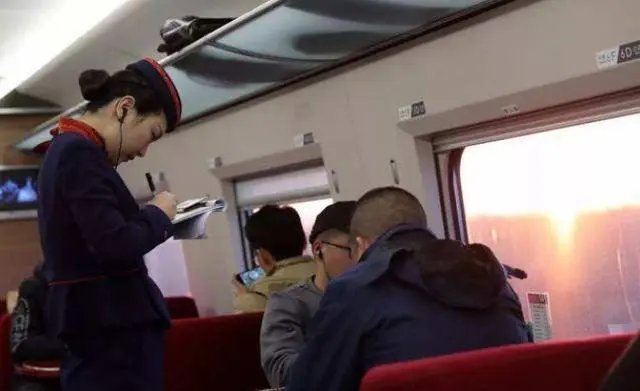 现场画面曝光!2男子高铁内因打电话互殴,给其他乘客造成了哪些影响