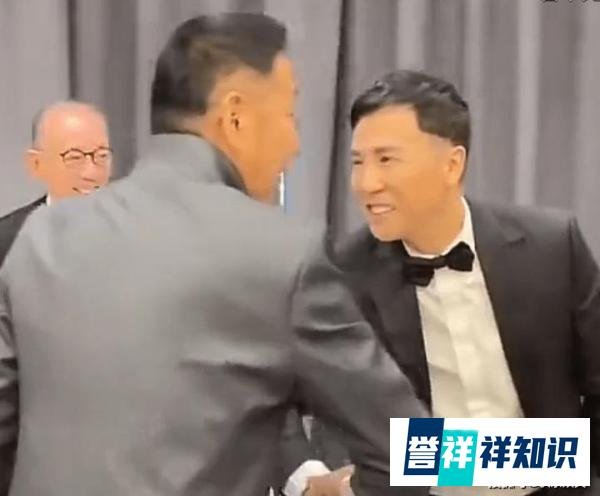 68岁陈道明拒绝与杨受成握手！葛优好心提醒，为人细心体贴有风度