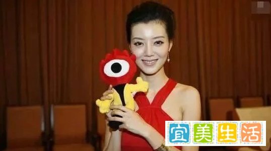 她28岁嫁百亿富豪，离异6年又寻找名门男朋友，真正的人生大赢家