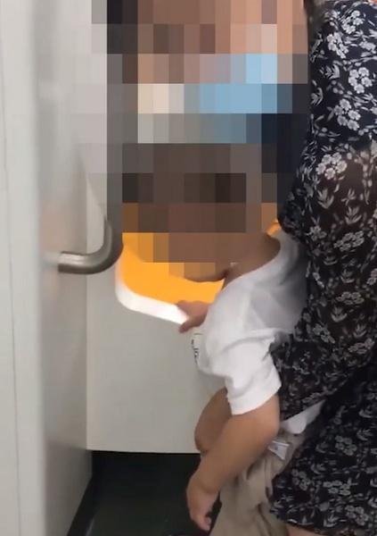 陕西一家长带男童地铁内小便，称会擦干净，网友为啥不穿纸尿裤？