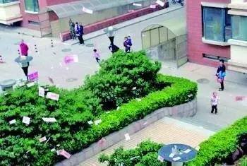 贵州仁怀一小区下起“钞票雨”，这具体是怎么回事？