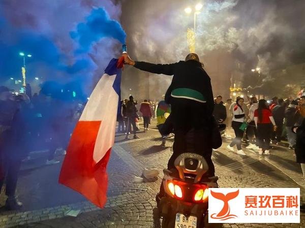 法国和摩洛哥球迷街头冲突，发射烟花引起骚乱，防暴警察极力控制