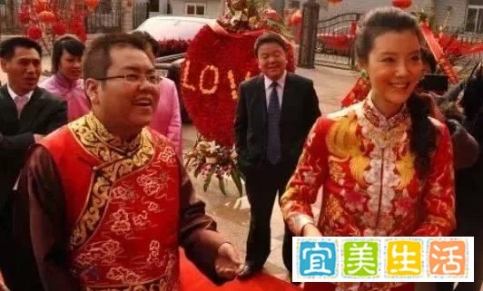 她28岁嫁百亿富豪,离异6年又寻找名门男朋友,真正的人生大赢家