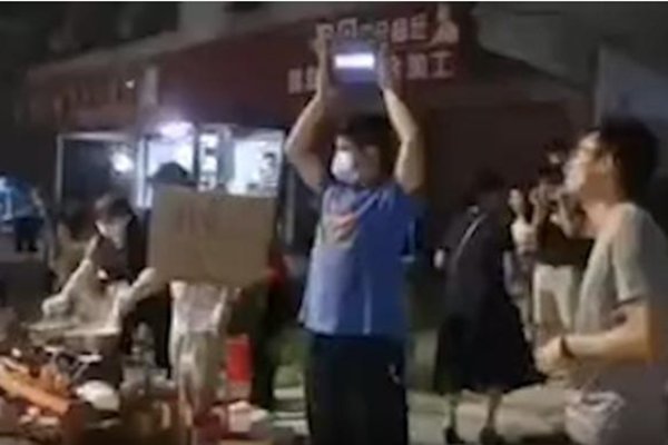 全家出动为堵车路人煮面,开车的不是穷人,为啥免费?