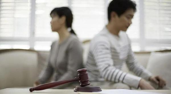 想生儿子延续“香火”,男子怂恿妻子与他人同居生子!结果…