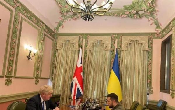 英首相与泽连斯基在基辅高调巡街 这是咋情况？