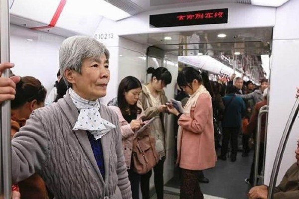 长沙地铁一老人霸座,强行将女子从座位上挤开,他的行为触犯法律吗?