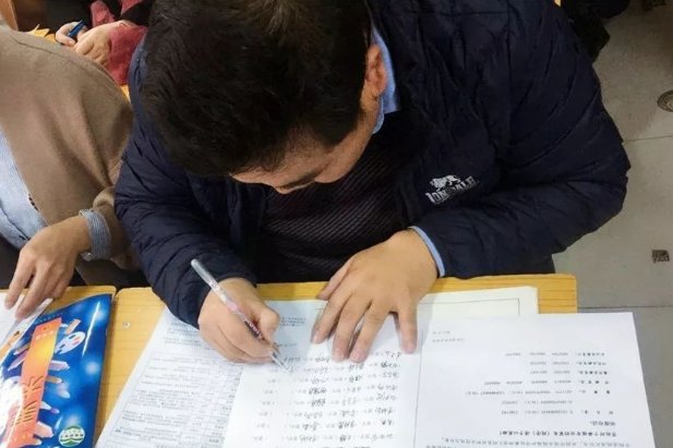 某校班主任私自招收借读生，违规收费超百万元，她违反了什么规定？
