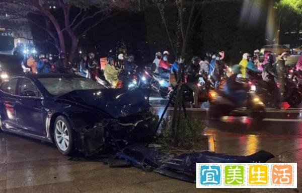 惊险！台北一特斯拉不明原因失控暴冲