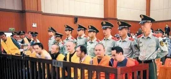 真实大案故事: 郑春云遭人报复,跑到省厅寻求庇护,庭审时万般狡辩