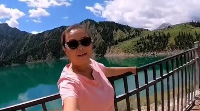 你如何看待57岁自驾游阿姨欲送上千朵花给同龄女性这件事？