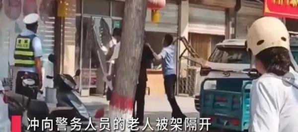 无法无天!河北一交警持木凳砸老人背部,疑因老人未戴头盔引冲突