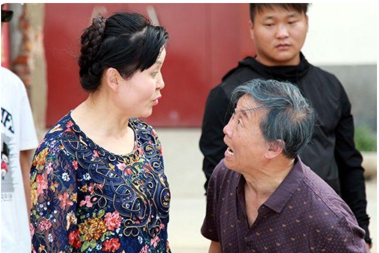 过年时外地女婿统一姿势，这是怎么回事？