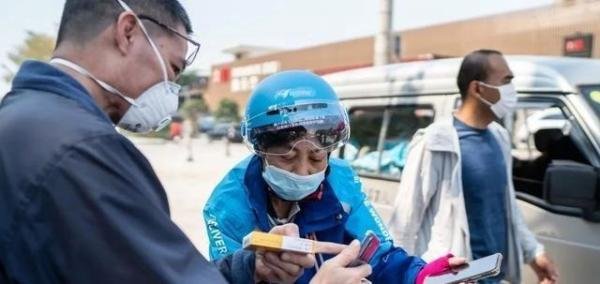 52岁外卖员曾是同济大学学霸，生娃后放弃事业，做全职妈妈十几年