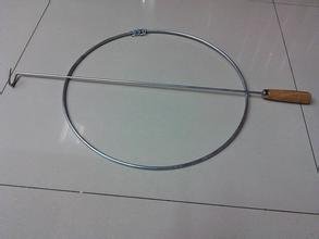 一根棒子弄在一个大圈圈上滚叫什么？
