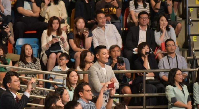 刘德华参加女儿毕业礼,与其他学生家长对比真老了,对此你怎么看?