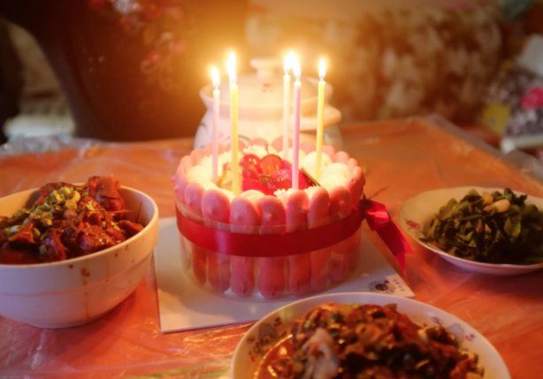 内蒙一女子因喜欢吃香菜生日收到香菜蛋糕,你有哪些难忘的生日经历?
