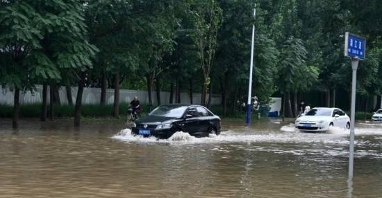 石家庄暴雨:桥洞变“水帘洞”市民驾车通过积水路段