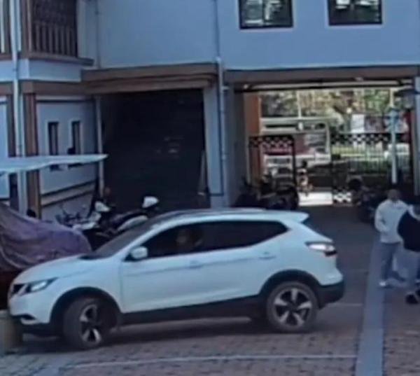 司机把油门当刹车， 5秒撞人两次，交警：负全部责任