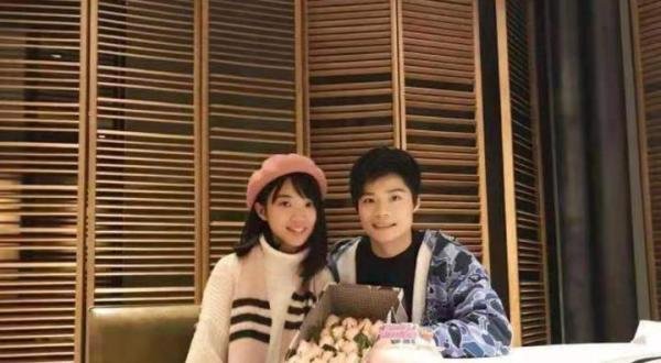 苏炳添和老婆爱情保鲜秘诀!直播间表白老婆,给网友喂狗粮!