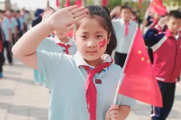 一年级小学生如何向国旗敬礼?