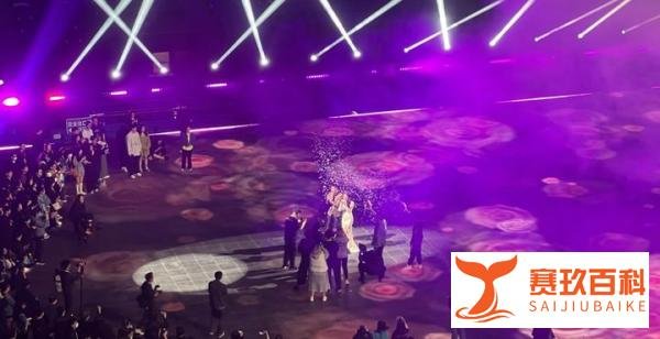 LPL十周年之夜，管泽元求婚余霜成功！恭喜LPL这对金童玉女