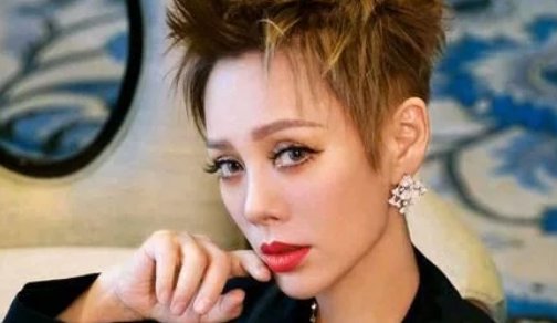 宁静拍照片背景是七彩祥云，这样的照片是不是绝美？