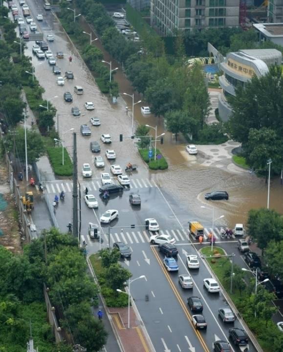 石家庄暴雨:桥洞变“水帘洞”市民驾车通过积水路段