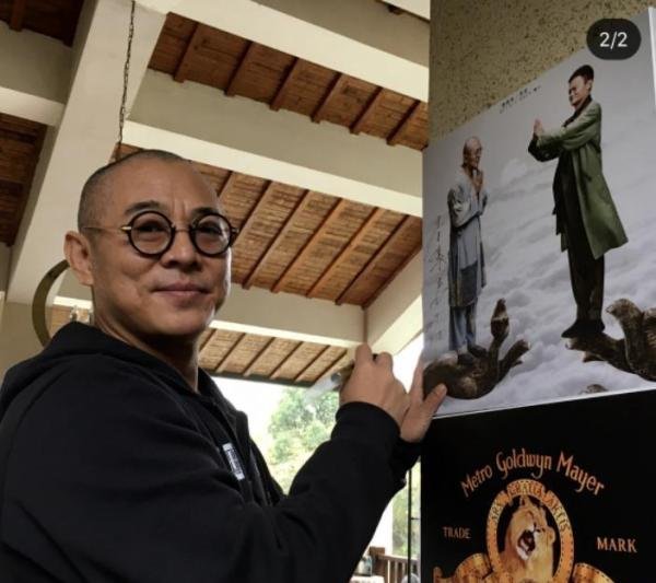 李连杰罕见旧照,当时青涩稚嫩的他,帅气的五官,笑起来特别温柔