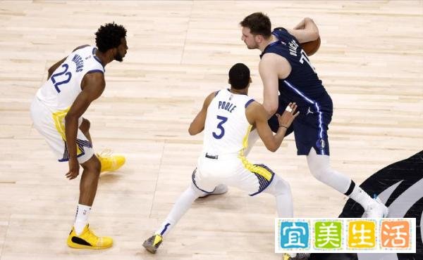 独行侠三分射手隐身！维金斯隔扣东契奇，勇士3-0拿到赛点
