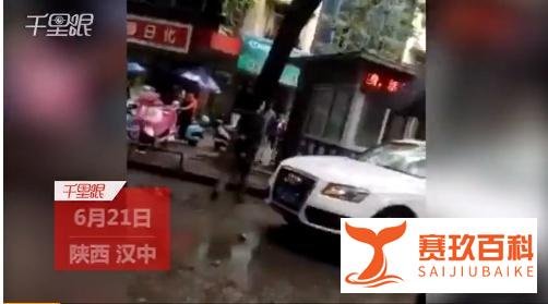 圆通快递员竟然当街砸奥迪原因不明!