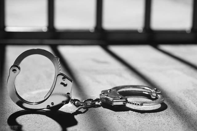 郑州公交撞翻外卖员逃逸,司机已停职,公交司机是否已经违法了?