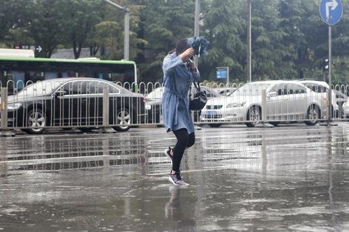 马路积水铲车运送市民10元一位,收费标准合理吗?