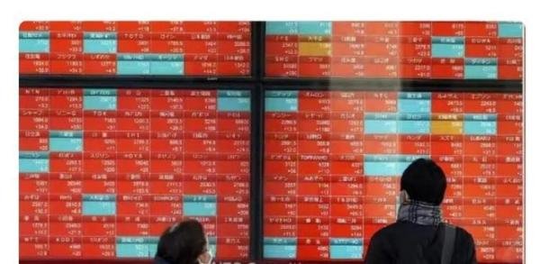 日本股市疯涨40000点，散户排队离场，这小鬼子也是太坏了点