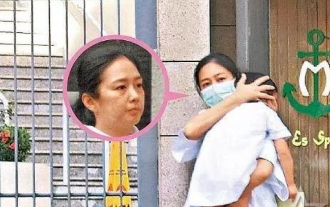 刘德华参加女儿毕业礼,与其他学生家长对比真老了,对此你怎么看?