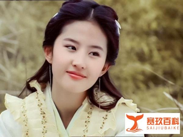 杨幂刘亦菲同框旧照引热议，片场同撑一把伞，满脸胶原蛋白好青涩