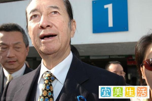 窦骁否认与何超莲结婚后,刘嘉玲连忙发文道歉,称是自己弄错了