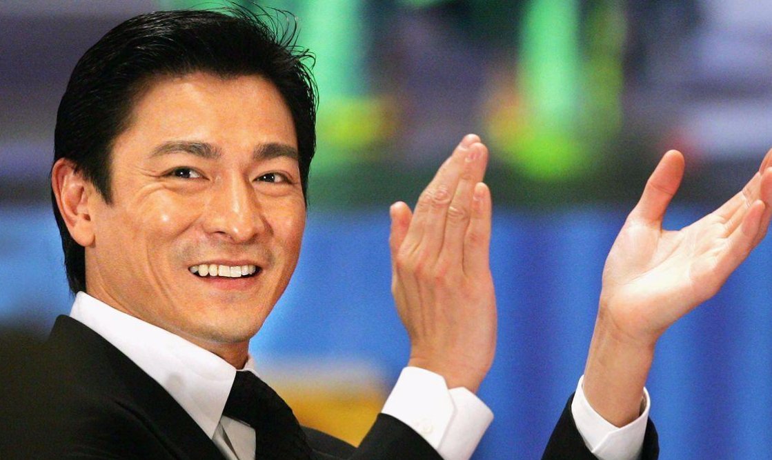 刘德华参加女儿毕业礼,与其他学生家长对比真老了,对此你怎么看?