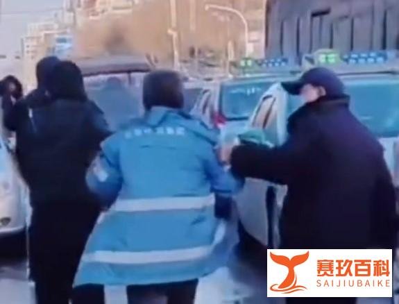 庆阳洒水车零下9℃上路喷湿路人 司机被拽下车挨打 官方：前一天下雪，洒的是融雪剂