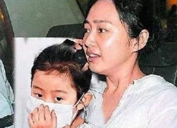 刘德华参加女儿毕业礼,与其他学生家长对比真老了,对此你怎么看?