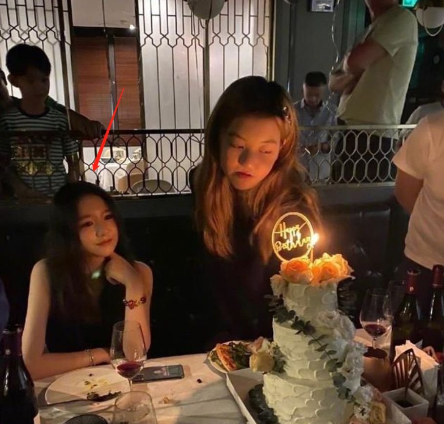 周巴黎本名周子玄，是个妥妥的上海富二代。