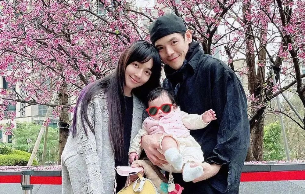 向华强与儿媳郭碧婷公园遛娃,一改硬汉形象,抱着孙女的向华强有多慈祥?
