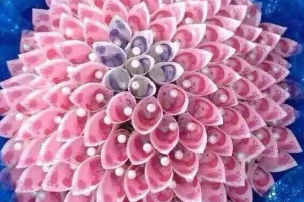 如何用一张百元钞票折出玫瑰花来呢？