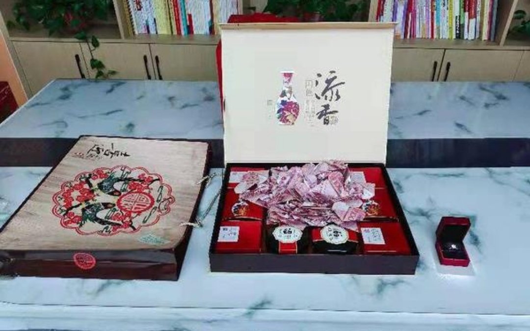 河南司机在公交车上捡到月饼盒打开全是百元现金，这月饼盒是什么人的？