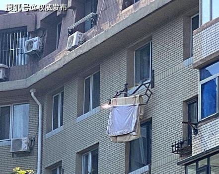 女子晾晒被子从五楼坠落身亡 这是咋情况？