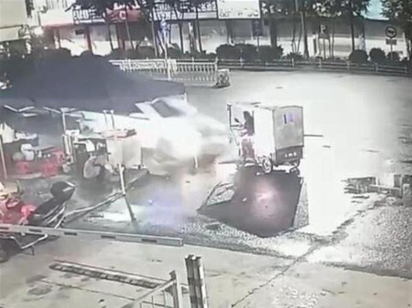 广西一醉酒男子盗警车后撞三轮车 这是咋情况？