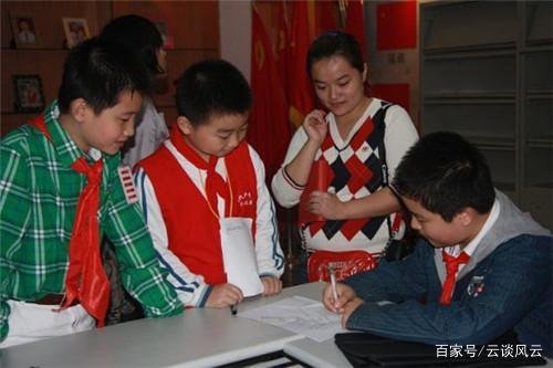 当初的“五道杠男孩”和“不屑弟”现怎样？